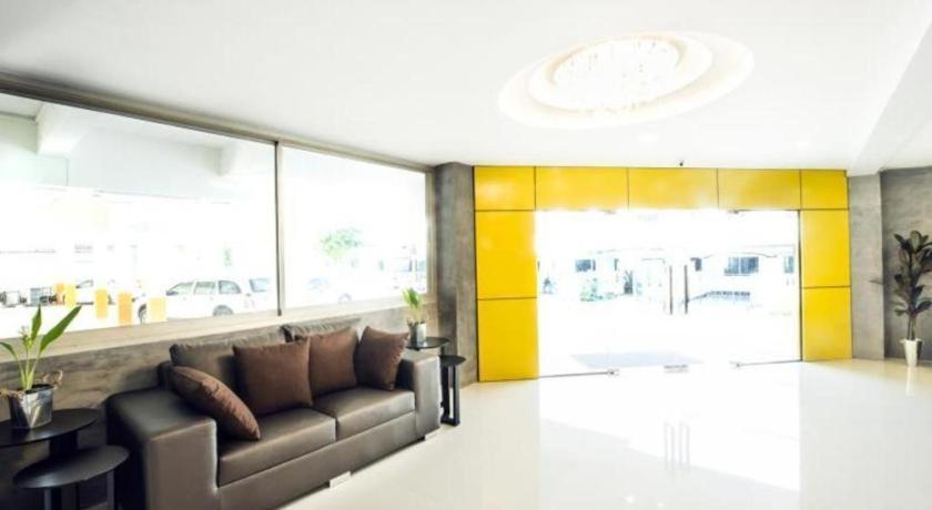 The Circle Hotel Buriram Bagian luar foto